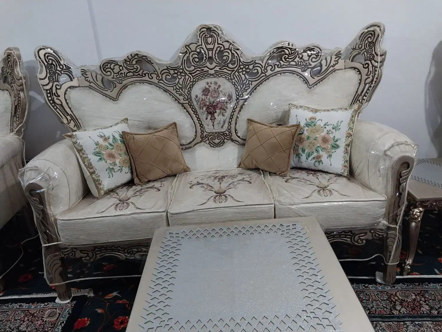 مبلمان هفت نفره سلطنتی با روکش و میز وعسلی سالم|مبلمان خانگی و میز عسلی|همدان, |دیوار