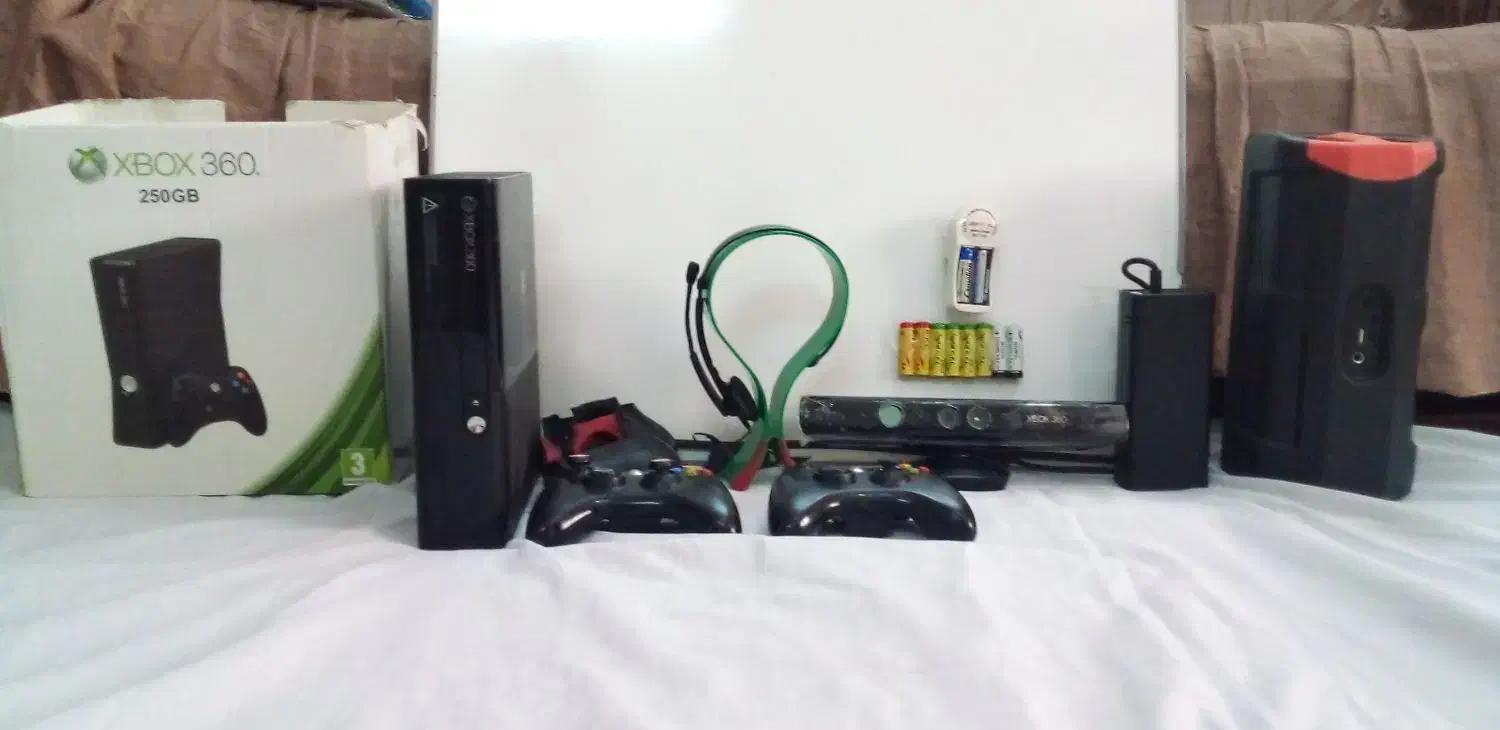 ایکس باکس ۳۶۰ همراه با یک دسته اضافه و لوازم جانبی|کنسول، بازی ویدئویی و آنلاین|مشهد, ایثارگران|دیوار