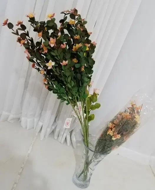 گلدان سفالی و گل مصنوعی|گل مصنوعی|شیراز, شهرک گلستان|دیوار