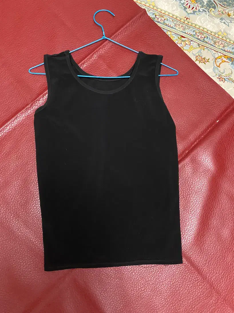 تعدادی لباس نو و یا در حد نو|لباس|کیش, |دیوار