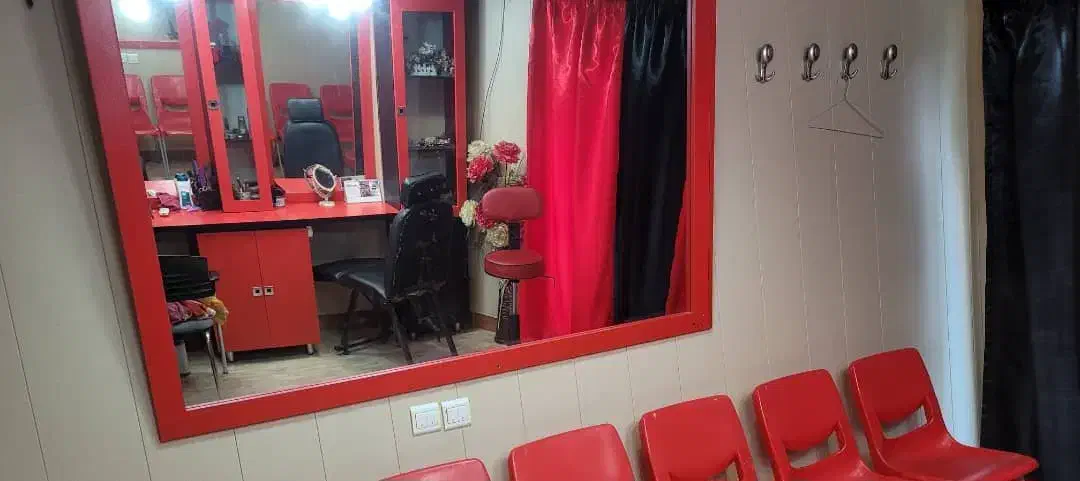 کابینت و آینه آرایشگاه|آرایشگاه و سالن‌های زیبایی|فومن, |دیوار