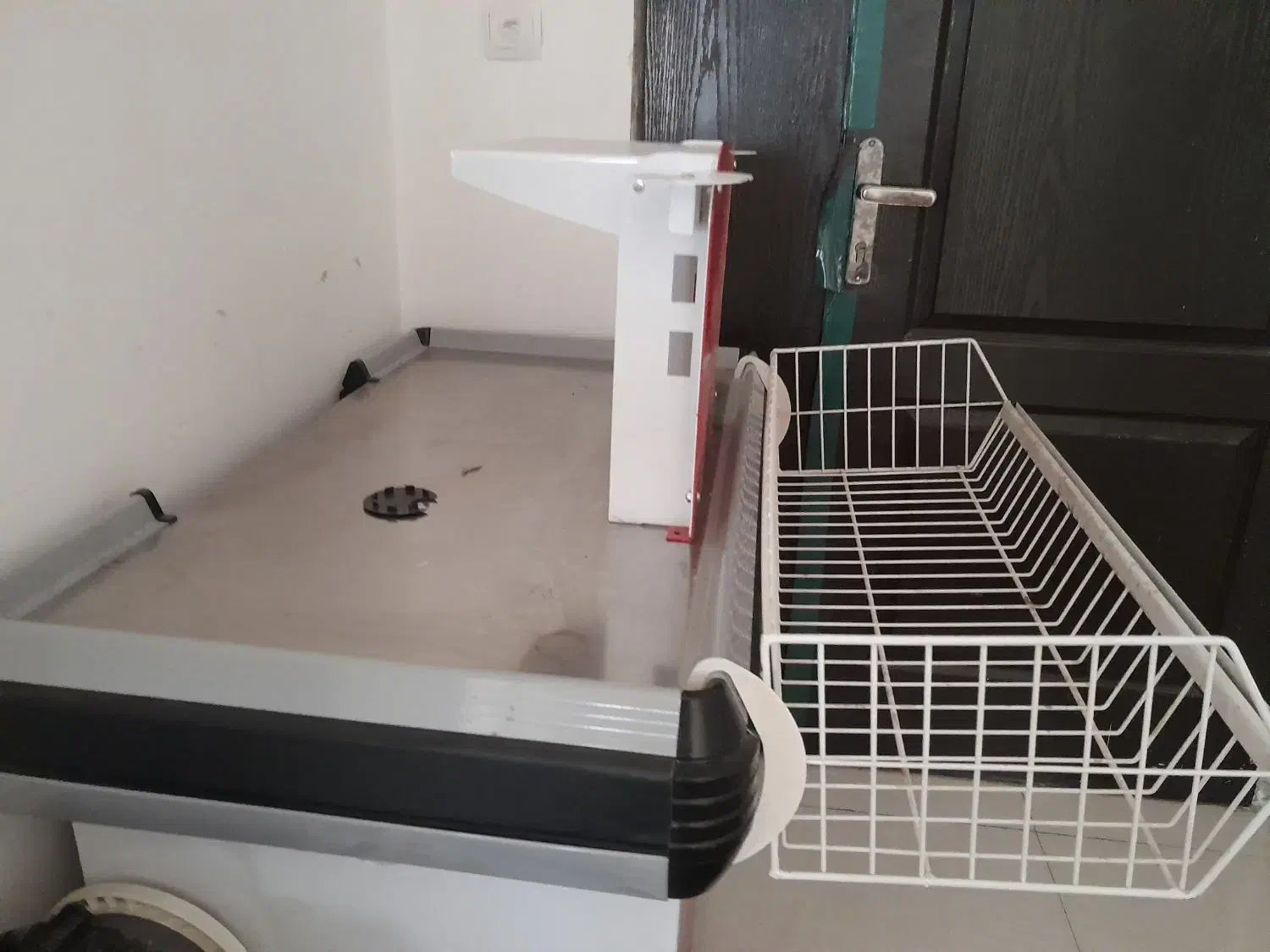 یک دستگاه میز چک اوت و ۲ عد استند چیپس و پفک|فروشگاه و مغازه|محمدشهر, شهرک پیام (مهرالبرز)|دیوار