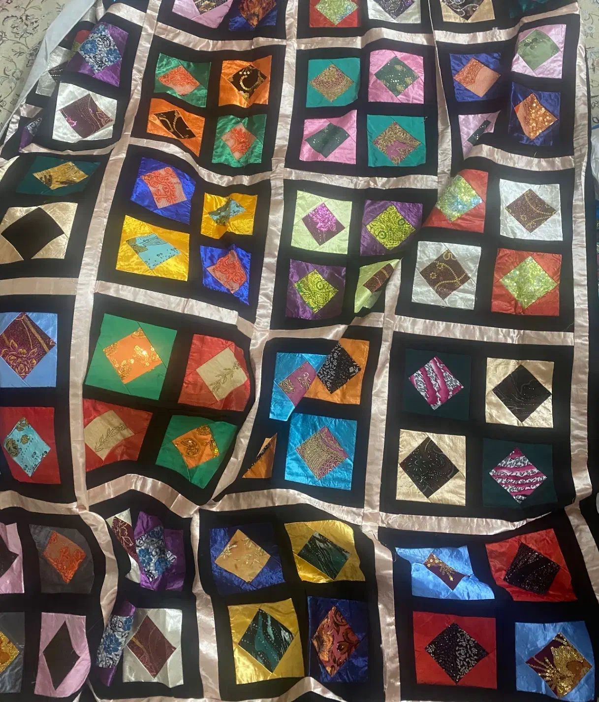 روتختی سنتی با دو عدد بالش|رختخواب، بالش، پتو|ری, شهید غیوری (ابن باویه)|دیوار