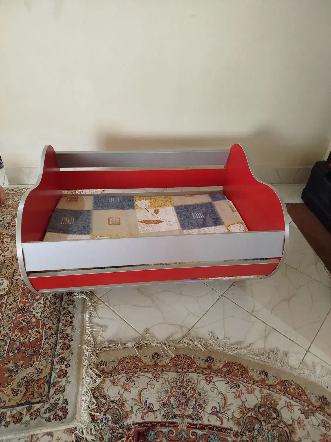 تخت کودک همراه با تشک مخصوص سالم و بدون خط و خش|تخت و صندلی بچه|تبریز, |دیوار