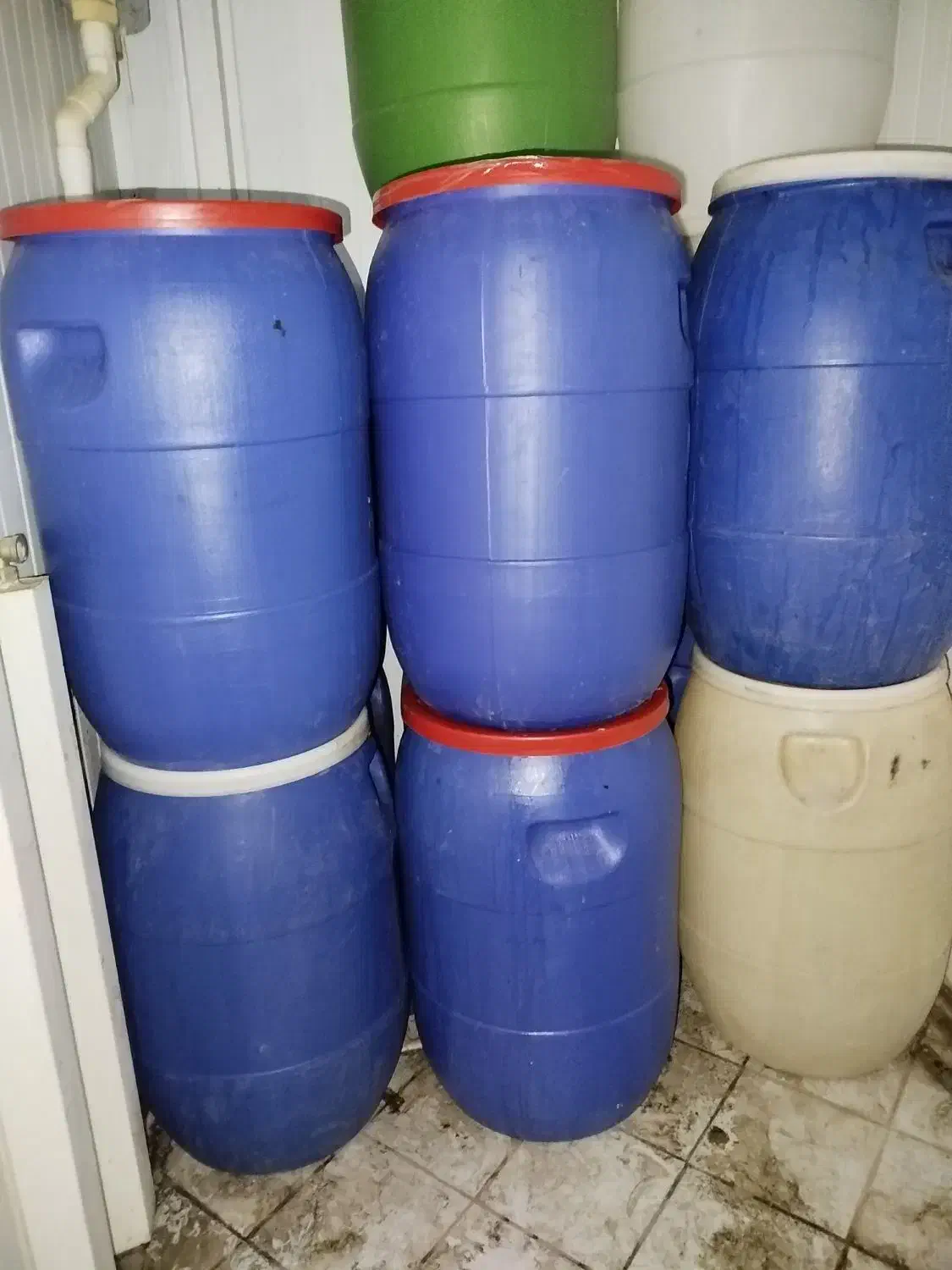 بشکه|ظروف نگهدارنده، پلاستیکی، یک‌بارمصرف|دوگنبدان, |دیوار