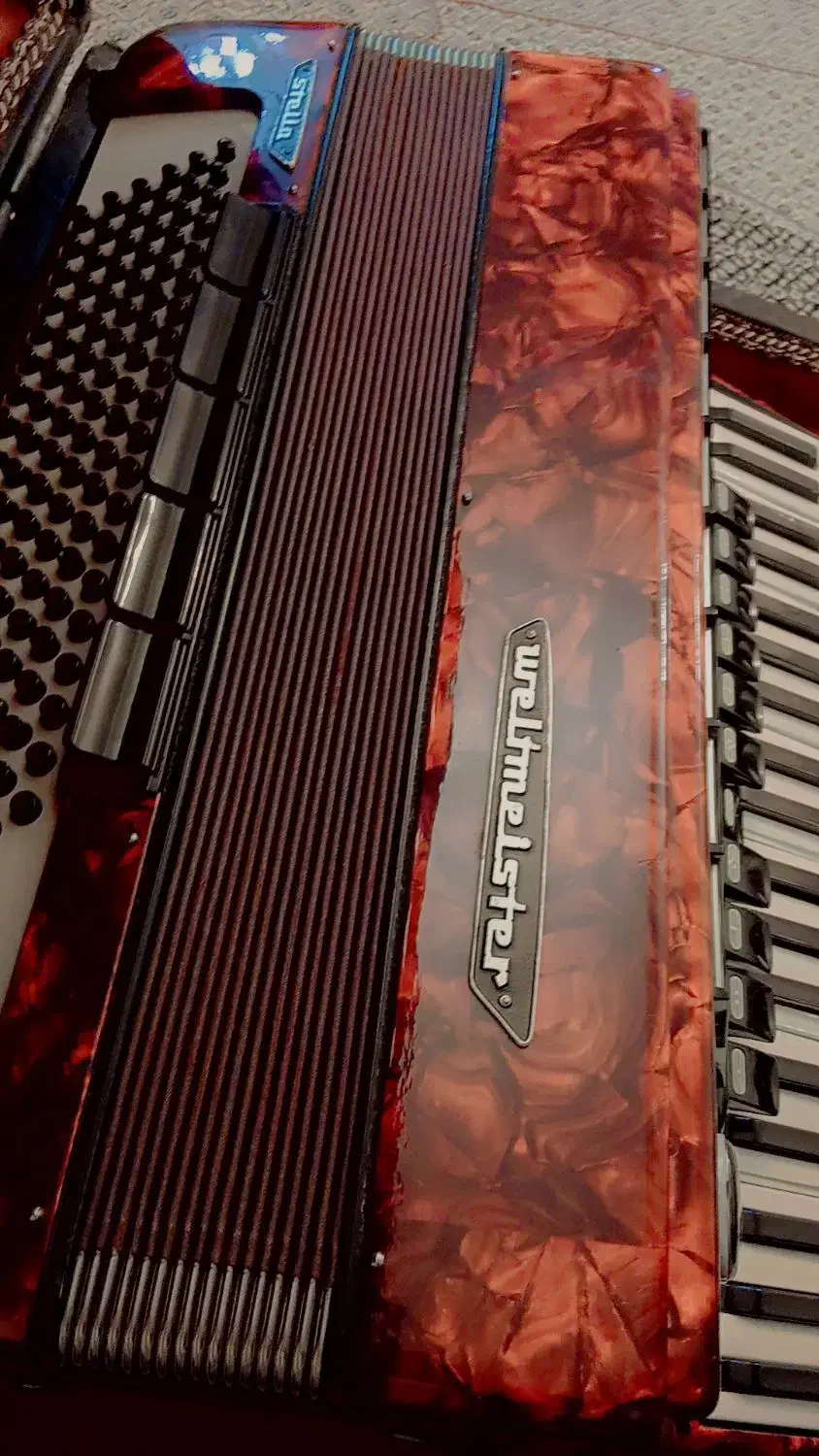 آکاردئون|پیانو، کیبورد، آکاردئون|پایین هولار, |دیوار