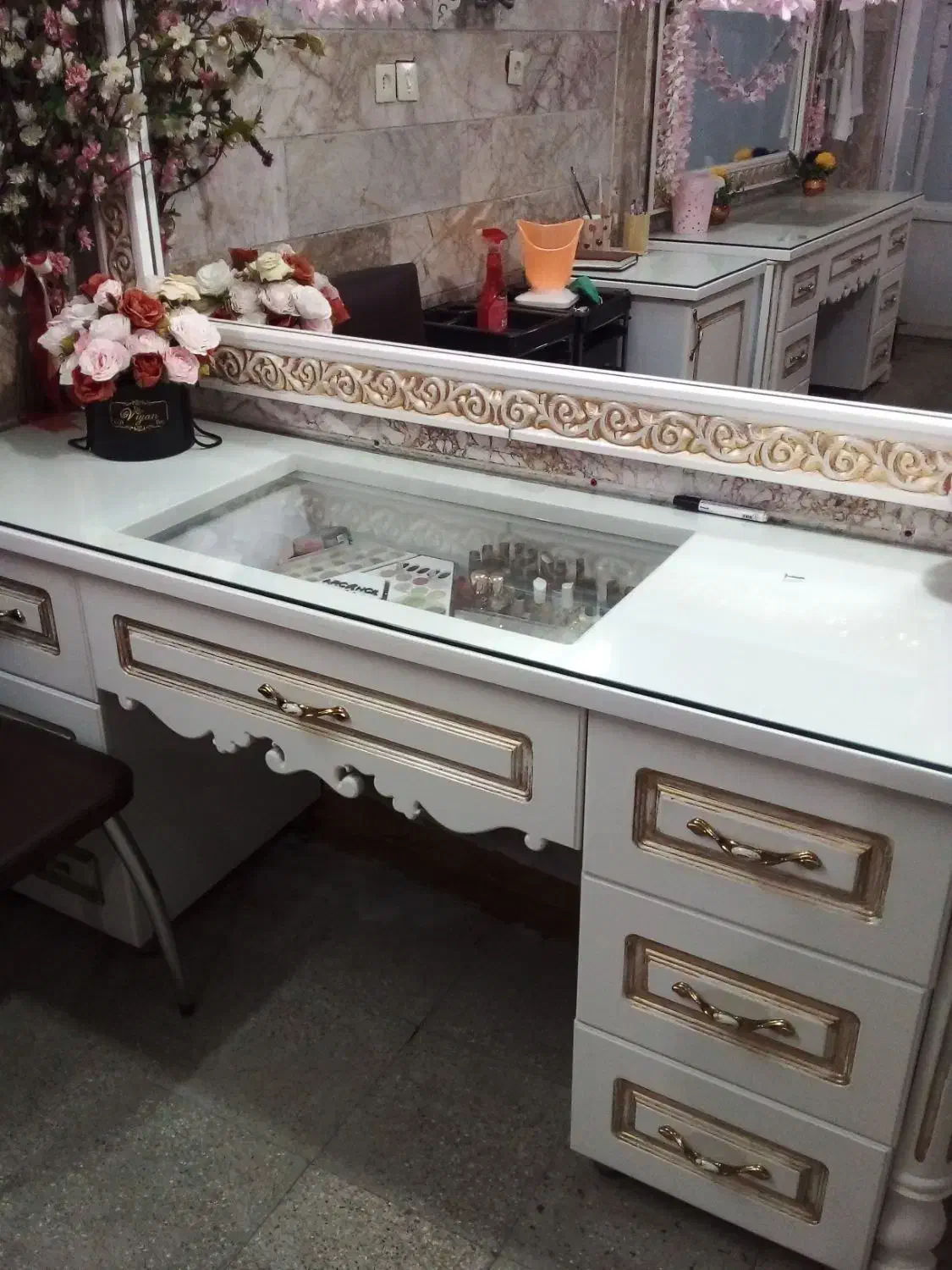 میز و آینه|آرایشگاه و سالن‌های زیبایی|مشهد, چهارچشمه|دیوار