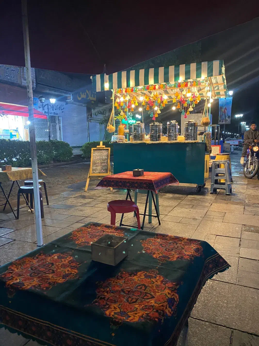 به یک کارگر اقا ساده در چایخانه نیازمندیم|استخدام خدمات فروشگاه و رستوران|رشت, چله خانه|دیوار