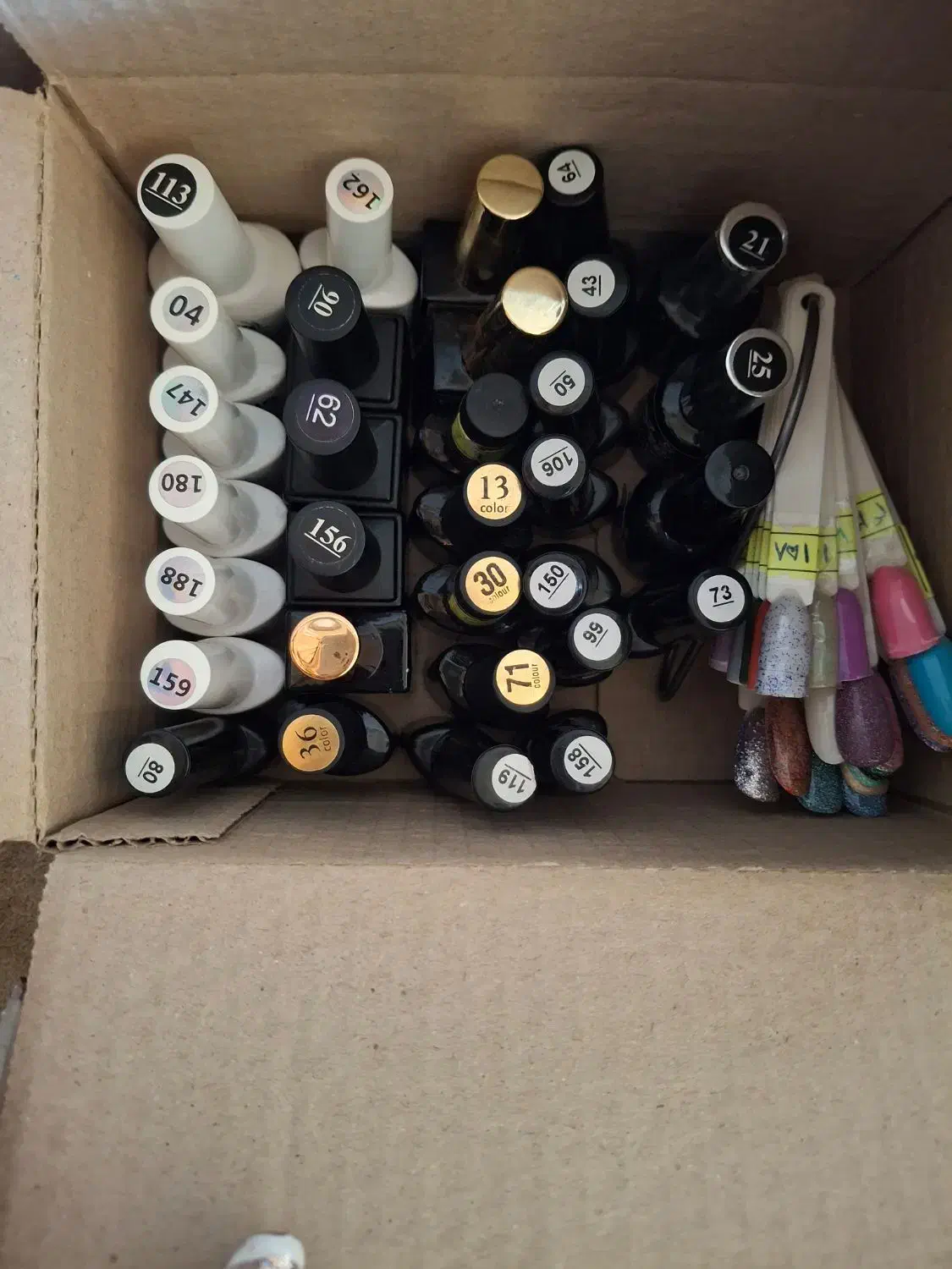 کاشت‌ناخن|آرایشگاه و سالن‌های زیبایی|صحنه, |دیوار