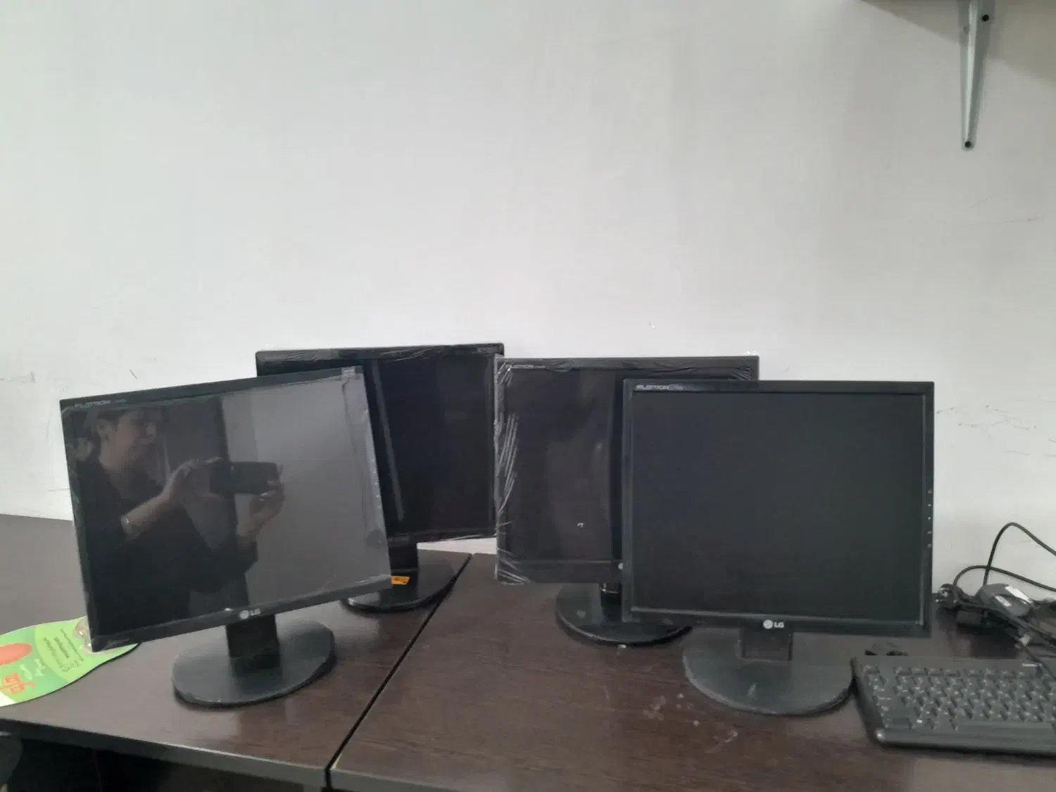 ۱۷اینچ مانیتور|رایانه رومیزی|قائم‌شهر, |دیوار