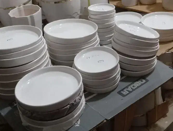 زیرگلدانی سرامیکی برای گلدان گل طبیعی|گل و گیاه طبیعی|سبزوار, جهاد کشاورزی|دیوار