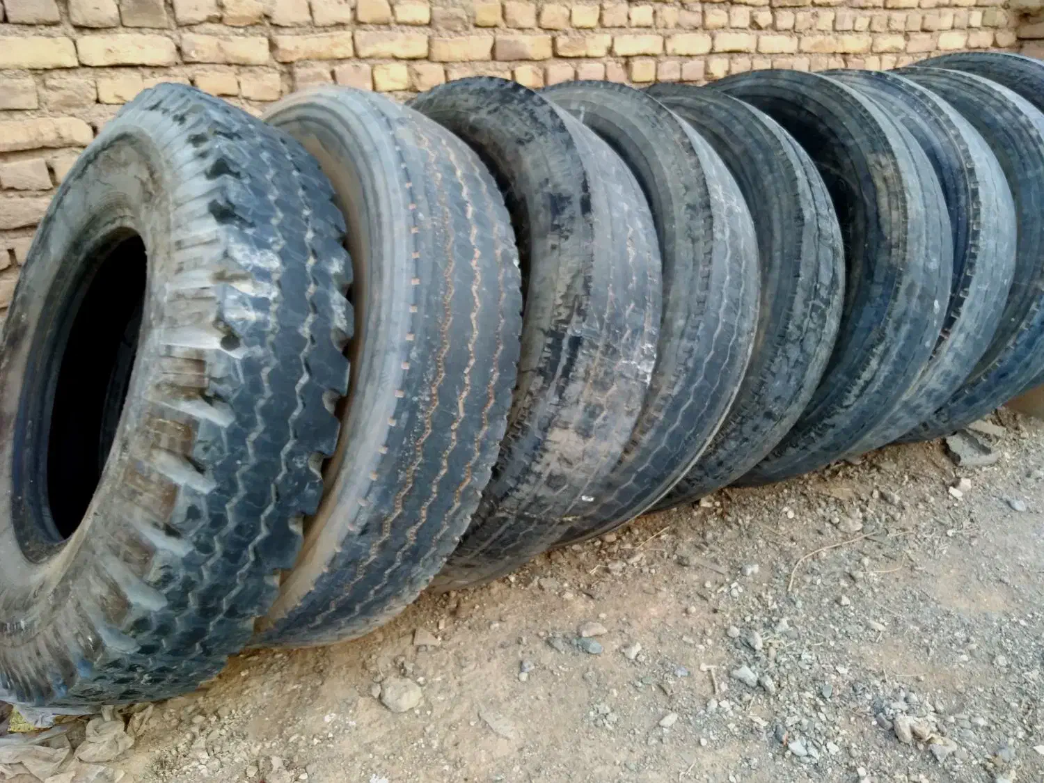 تعداد ۹ حلقه لاستیک کامیون ۲۴|قطعات یدکی و لوازم جانبی|تربت جام, میان جام|دیوار