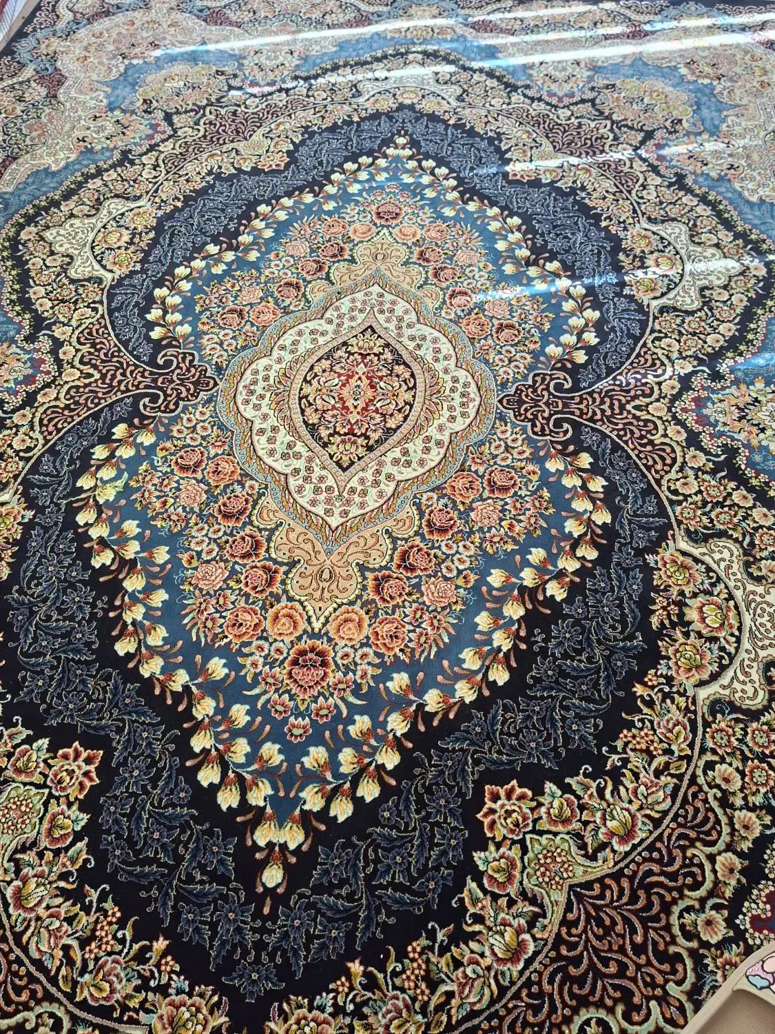 قالی سورمه ای|فرش|بروجن, |دیوار