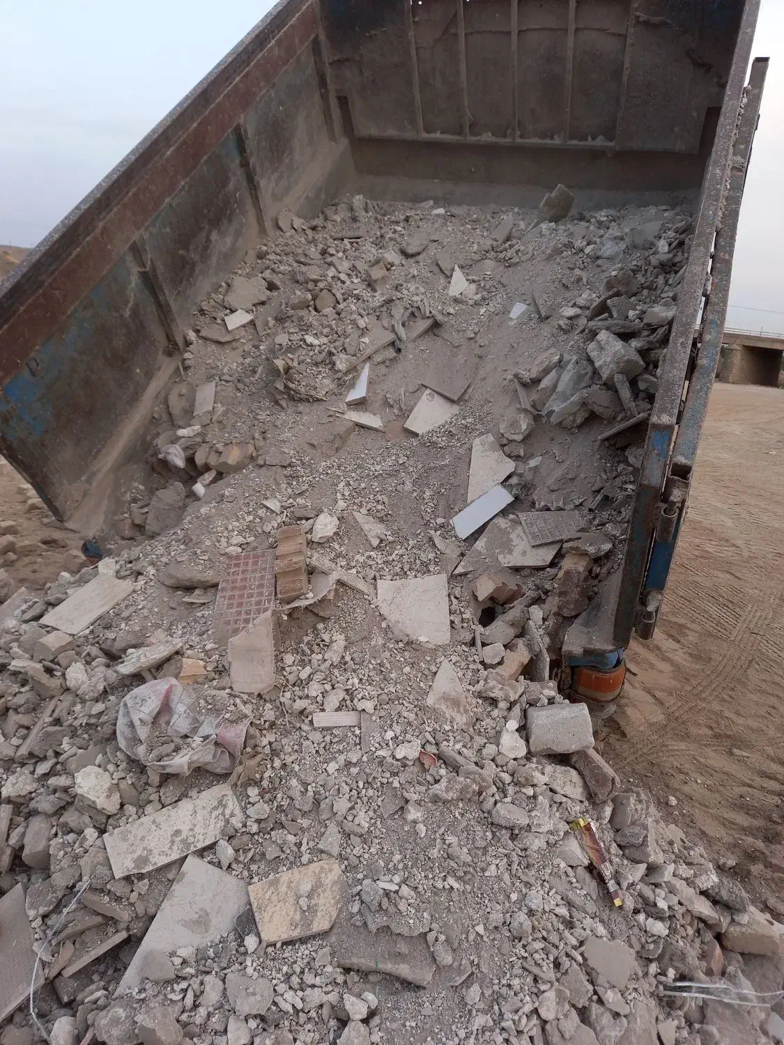 حمل نخاله با کارگر چال ماسه خاک با نیسان کمپرسی|خدمات حمل و نقل|نیشابور, شهرآرا|دیوار