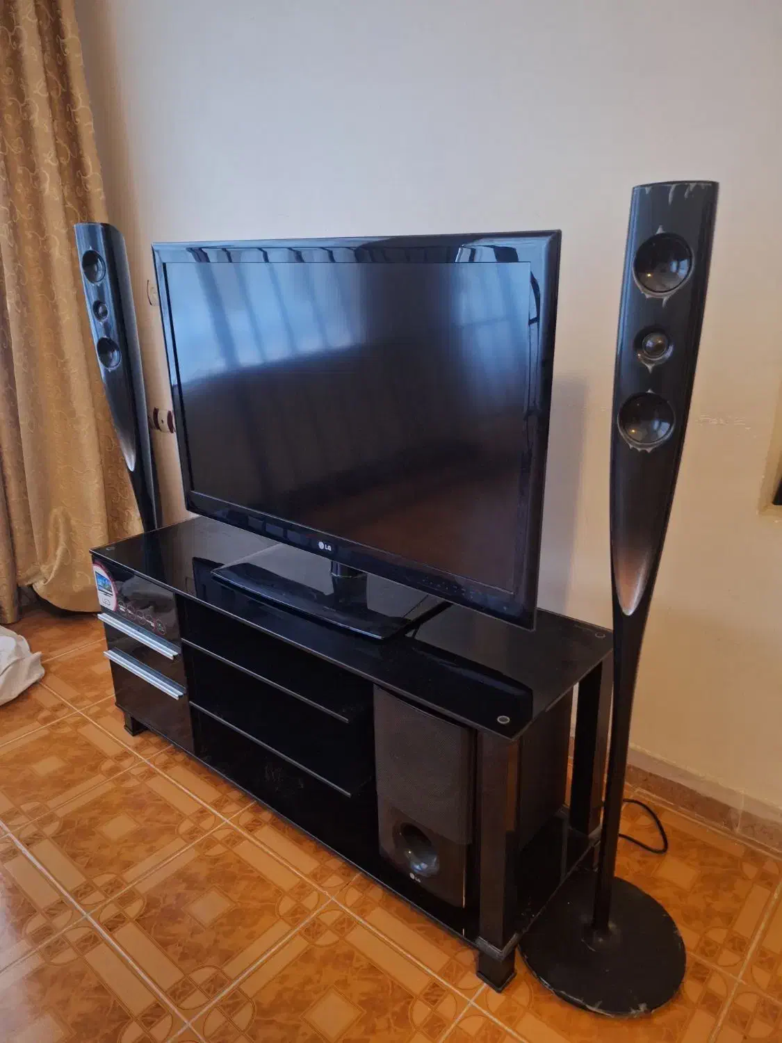 تلوزیون۴۲ اینچ،میز تلویزیون و سینما خانواده ال جی|تلویزیون و پروژکتور|ایلام, |دیوار