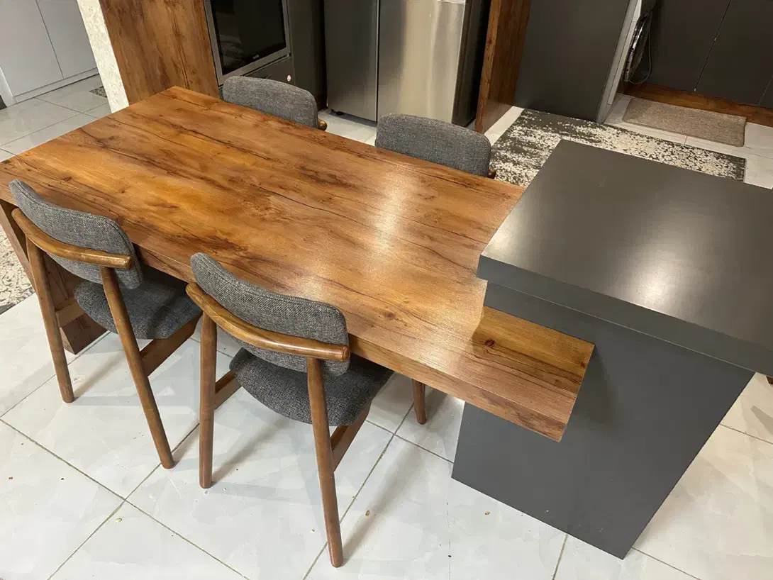 جزیره آشپزخانه به همراه صندلی|میز و صندلی غذاخوری|صدرا-فارس, فاز ۱|دیوار