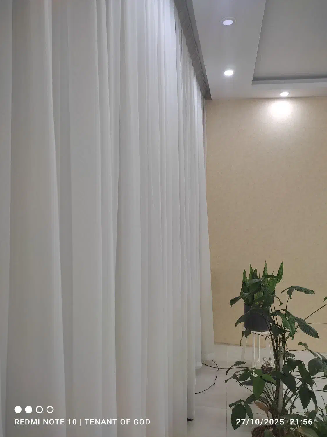 پرده حریر ساده و پشت پنجره ای|پرده، رانر، رومیزی|مشهد, ایثارگران|دیوار