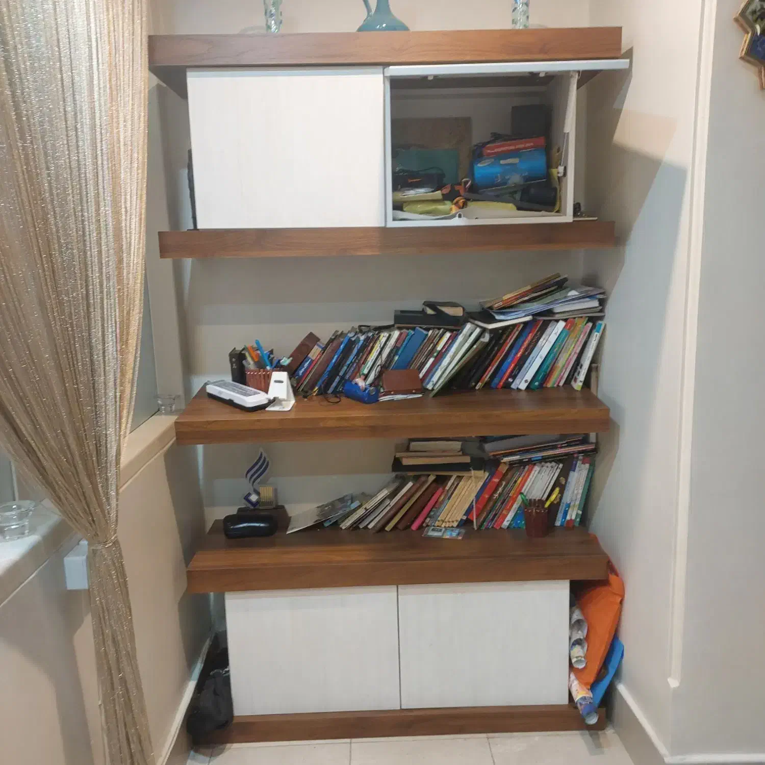 کتابخانه ویترین بسیار شیک و جادار و کاربردی|کتابخانه، شلف، قفسه‌های دیواری|تهران, شهرک آزمایش|دیوار