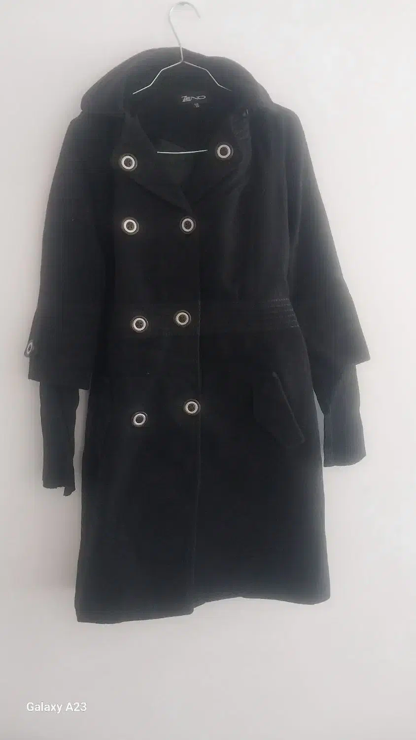 دوعدد پالتو درحدنو|لباس|رباط‌کریم, رباط‌کریم|دیوار