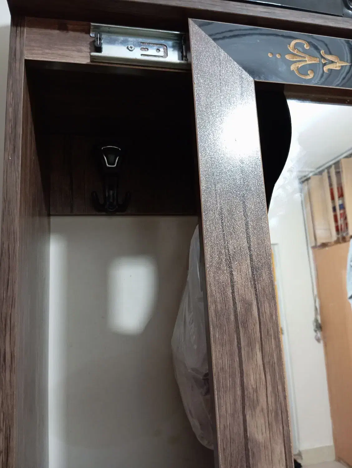 جاکفشی|جاکفشی، کمد، دراور|قم, باجک دو|دیوار