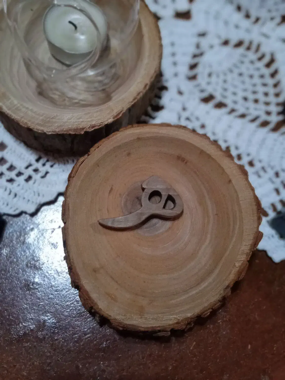 (۸۱)پلاک گردنبند دست‌ساز چوبی|بدلیجات|رشت, جانبازان|دیوار