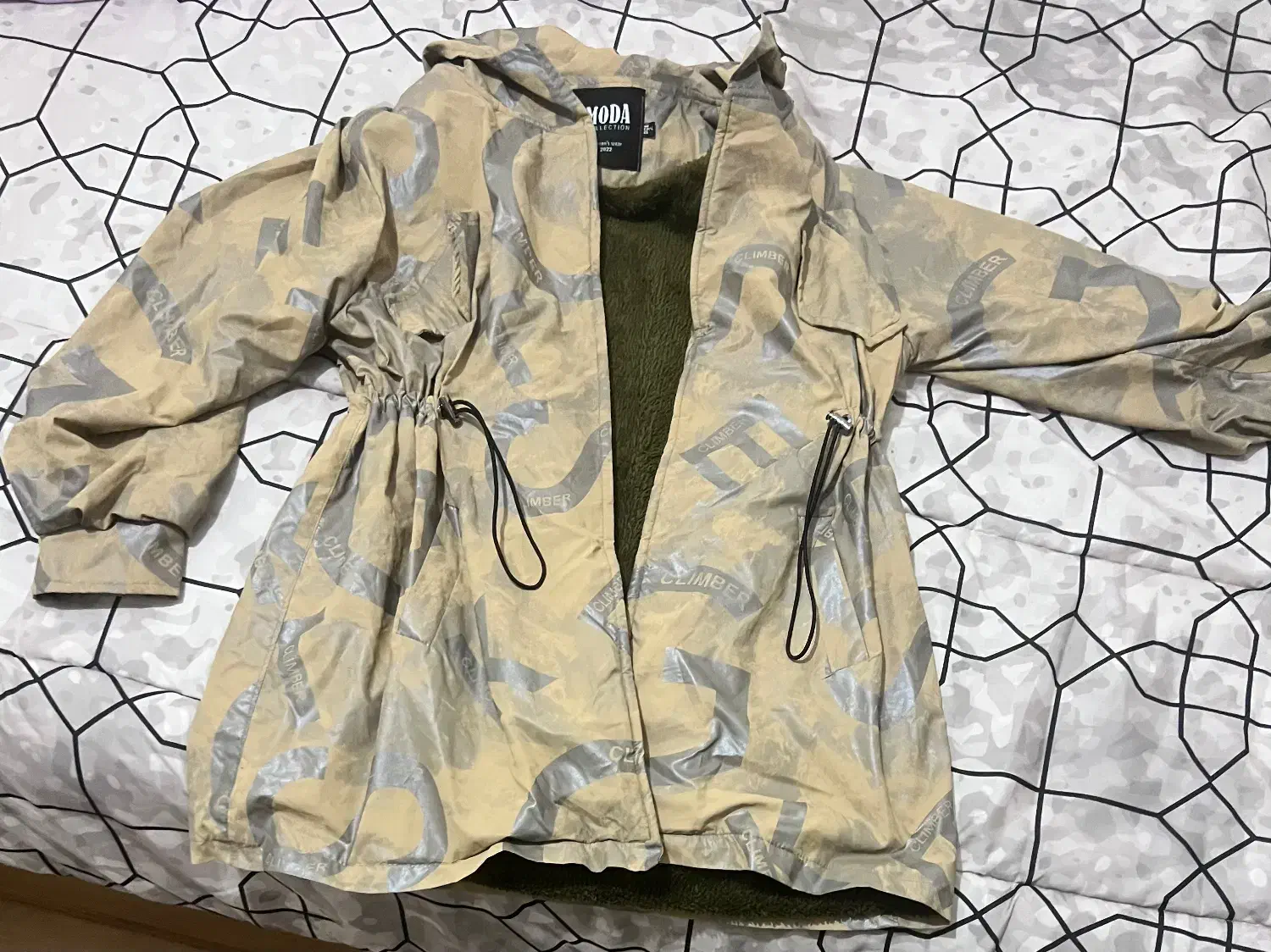 پالتو بارونی|لباس|مشکین‌دشت, |دیوار