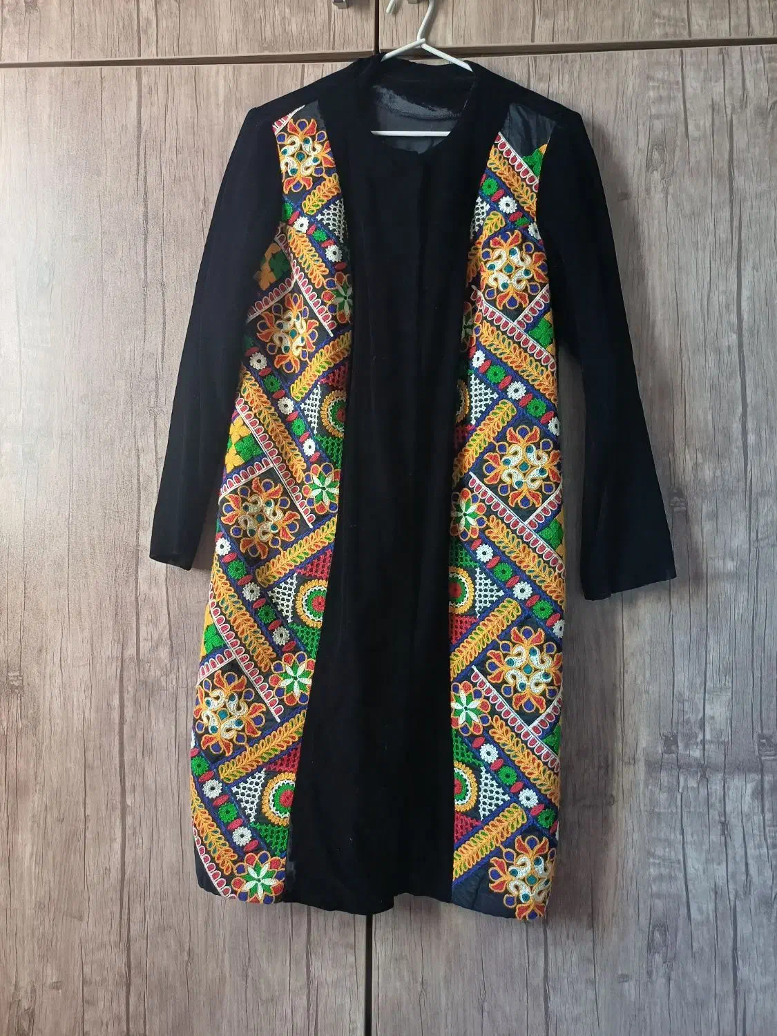 مانتو مخمل وپارچه سوزن دوزی درحد نو ۱۲۰۰|لباس|اصفهان, پوریای ولی|دیوار