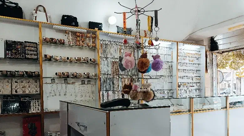 واگذاری کلیه اجناس مغازه اکسسوری وبدلیجات|بدلیجات|کرمان, |دیوار