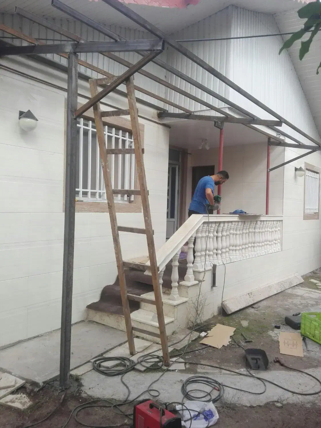 نقاشی ساختمان و درب و پنجره. جوشکاری|خدمات پیشه و مهارت|رشت, حومه رشت|دیوار