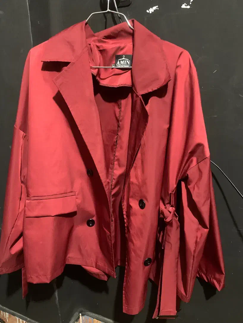 ترنچ کت چِری|لباس|ساری, |دیوار