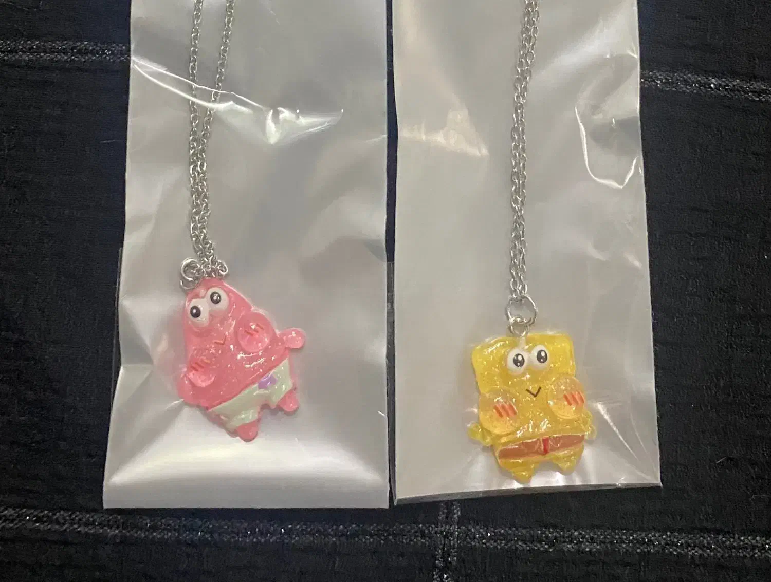 گردنبند بچگانه|اسباب‌بازی بچه|قم, باغ کرباسی|دیوار