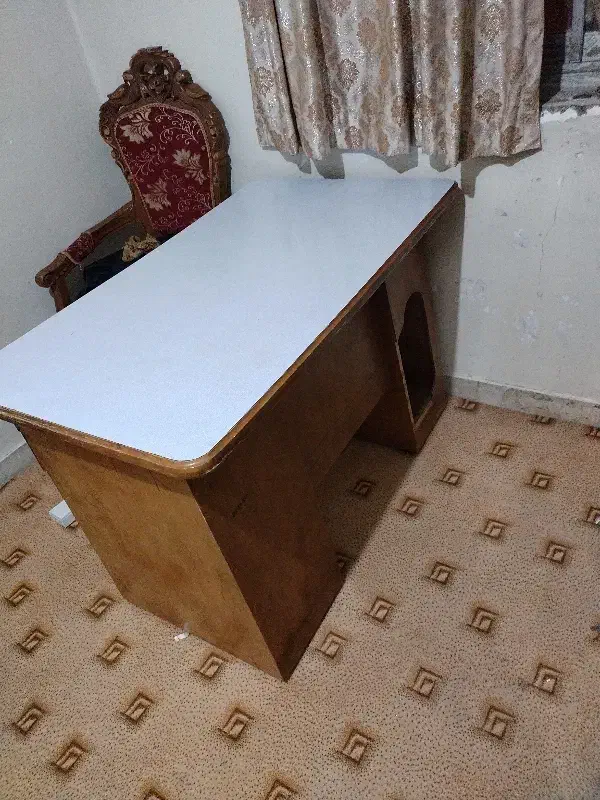 میز کامپیوتر محکم و بادوام ضدخش نیاز به تعمیر جزیی|میز تحریر و کامپیوتر|زاهدان, |دیوار