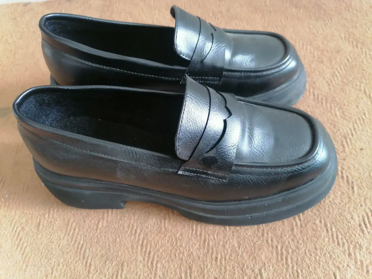 کفش|کیف، کفش، کمربند|آبپخش, |دیوار