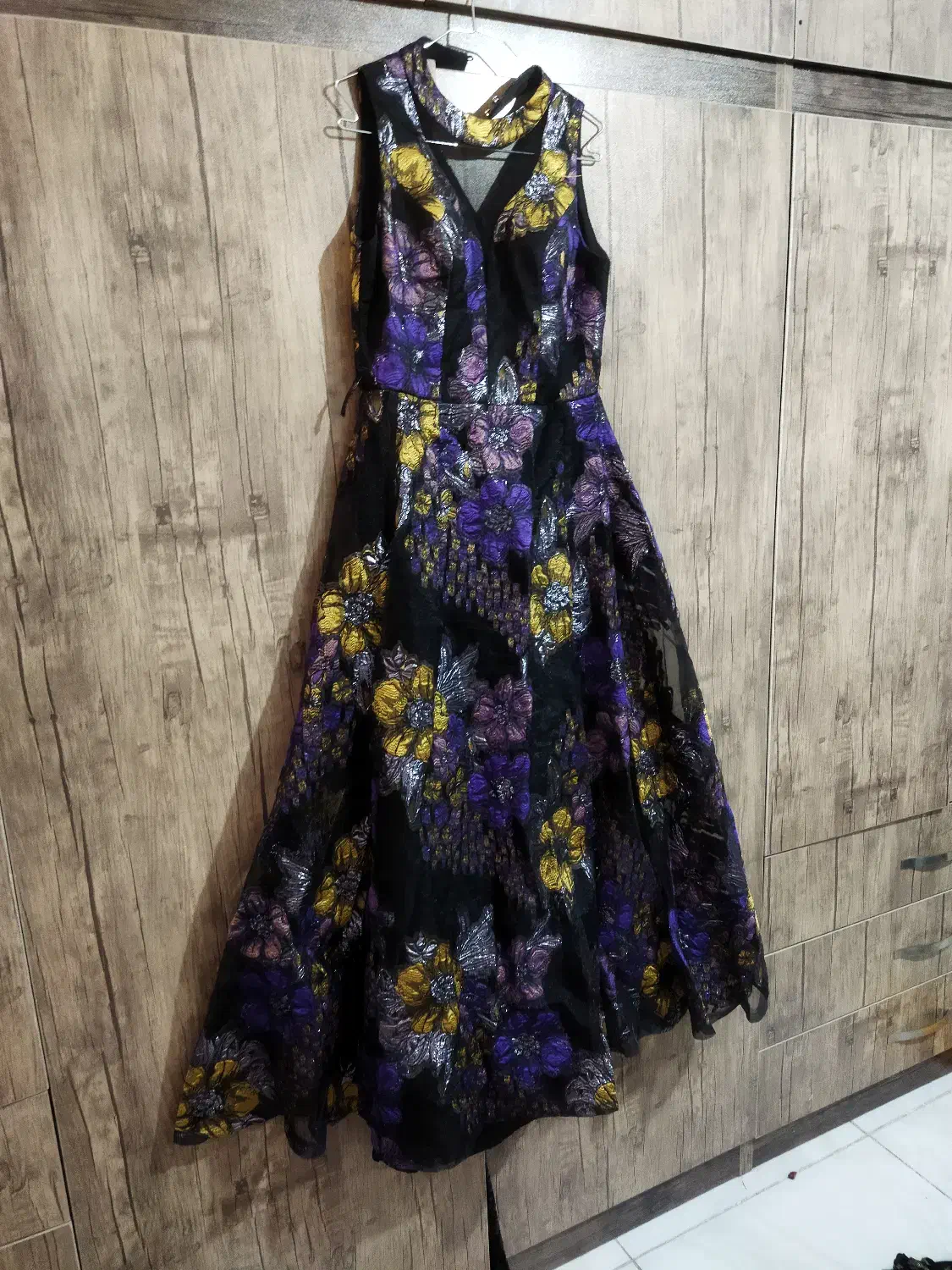 لباس مجلسی|لباس|اصفهان, کوی ولی عصر|دیوار