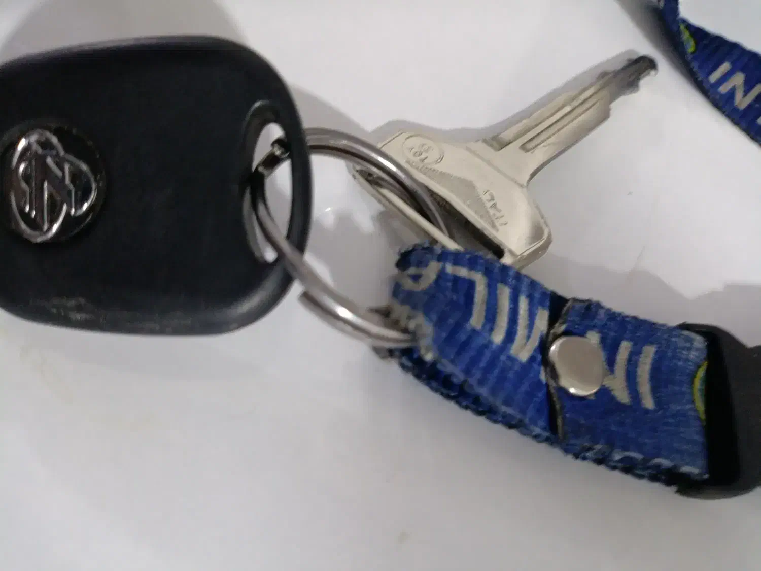 سویچ گمشده|اشیا|فیروزآباد (فارس), |دیوار