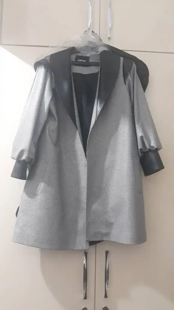 پالتو بارانی|لباس|خوی, |دیوار