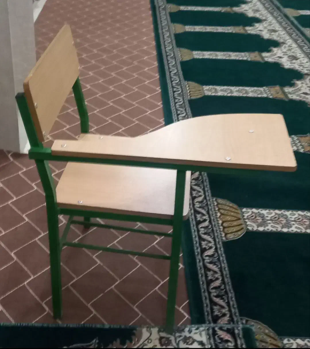 صندلی دسته دار.|صندلی و نیمکت|ایلام, |دیوار