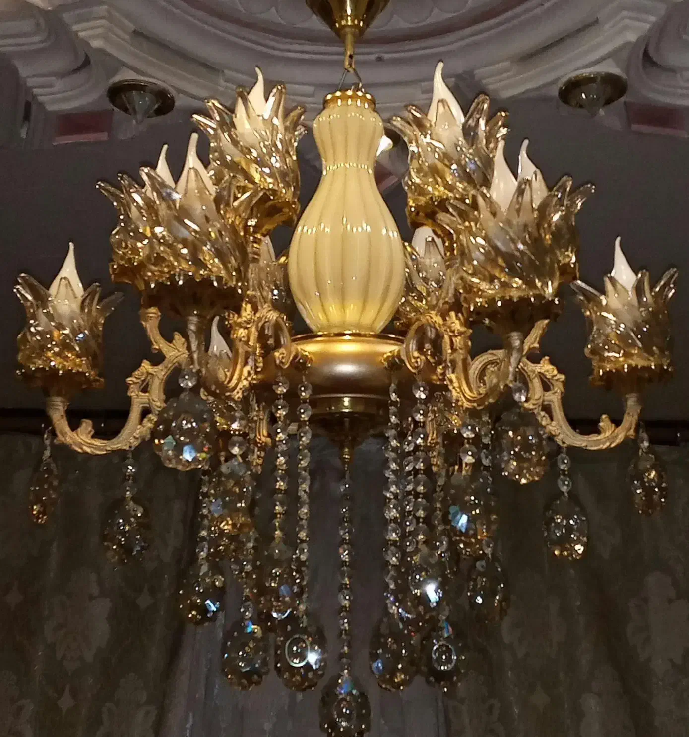 دو عدد لوستر برنجی ده شعله (یکجفت) و دو عدد آباژور|لوستر و چراغ آویز|تهران, علیآباد|دیوار