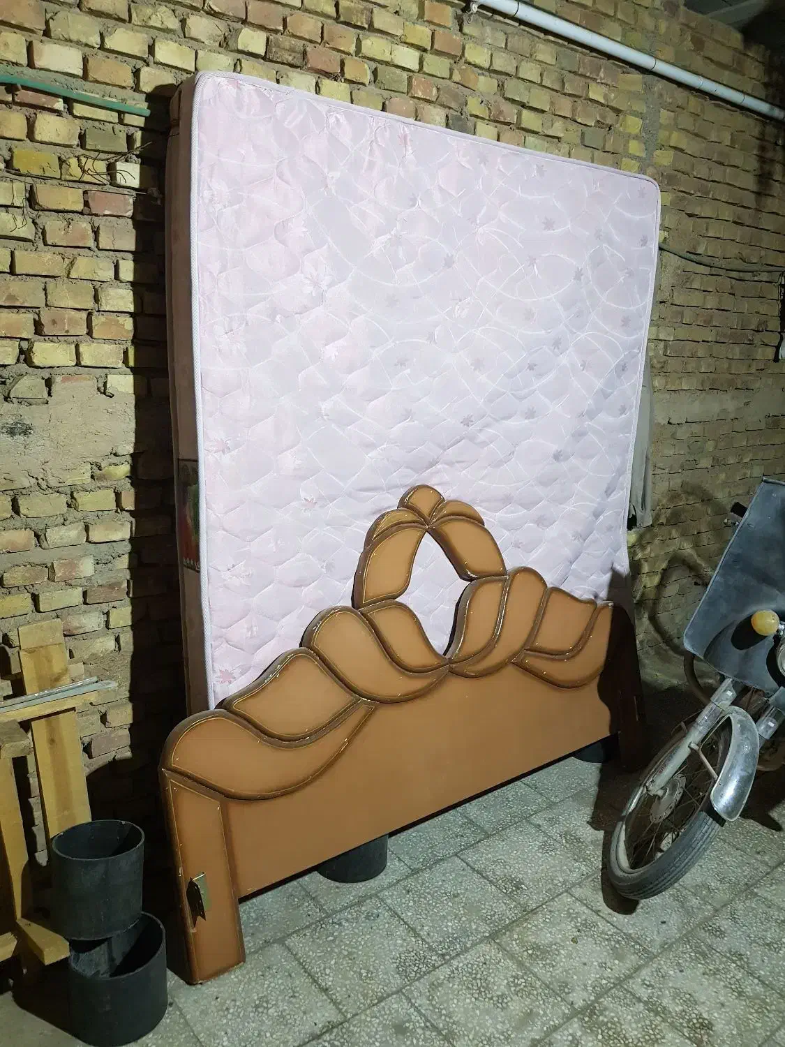 تخت خواب دونفر چوبی کامل با تشک میبد|تخت و سرویس خواب|میبد, |دیوار