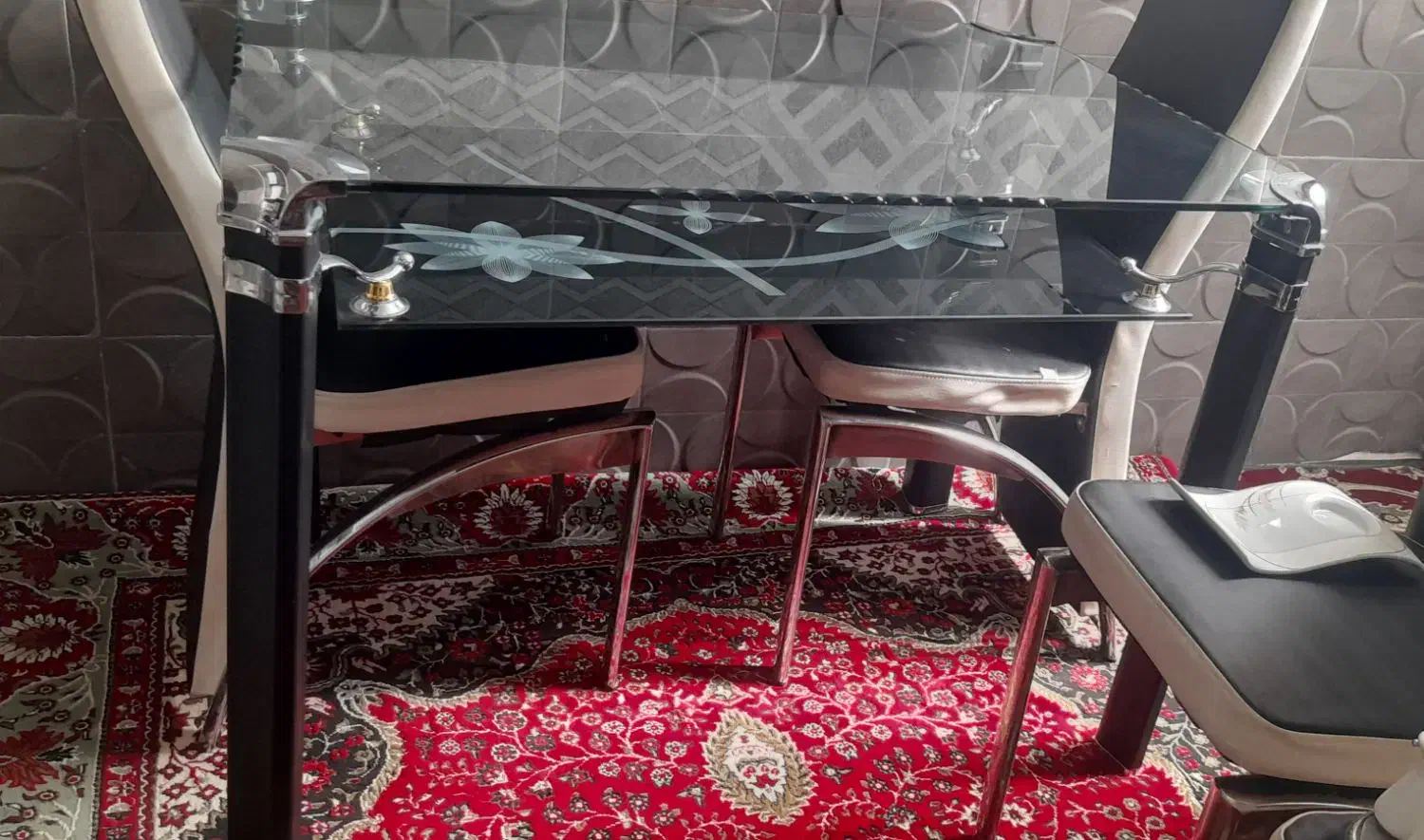 میزناهارخوری ۴ نفره شیشه ای باطرح گل تمیزوسالم هست|میز و صندلی غذاخوری|بردسکن, |دیوار