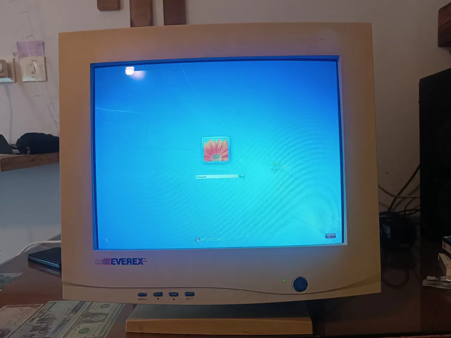 مانیتور قدیمی کاملا سالم|قطعات و لوازم جانبی رایانه|شیراز, غدیر جنوبی|دیوار