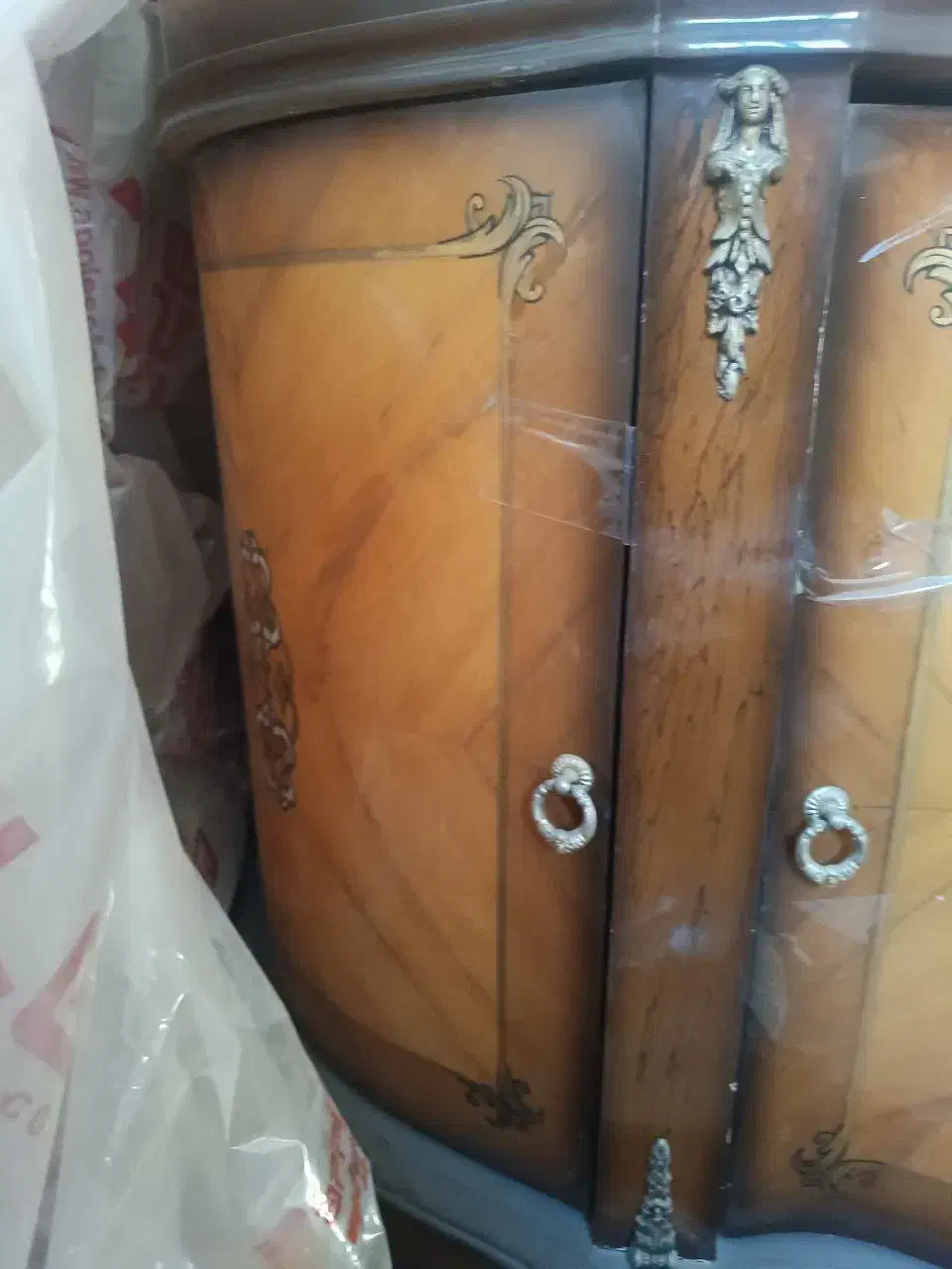 کنسول جنس چوب راش و کاملا براق|بوفه، ویترین، کنسول|تهران, نیروی هوایی (پیروزی)|دیوار