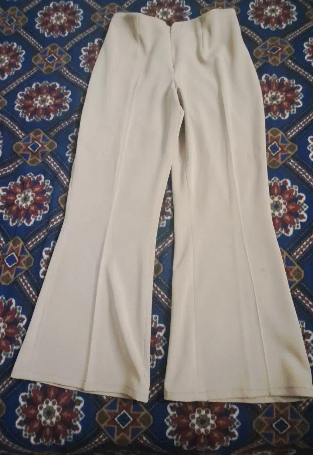 کت ودامن وشلوار،|لباس|اندیشه, اندیشه فاز ۲|دیوار