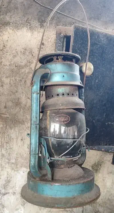 تعدادی چراغ نفتی سایز بزرگ|کلکسیون اشیاء عتیقه|صومعه‌سرا, |دیوار