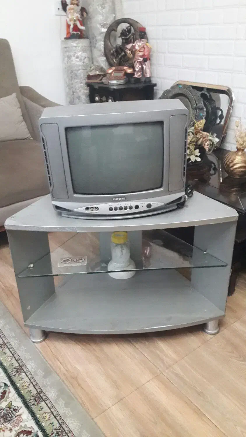 تلویزیون و میز تلویزیون هردو باهم|تلویزیون و پروژکتور|گرگان, |دیوار