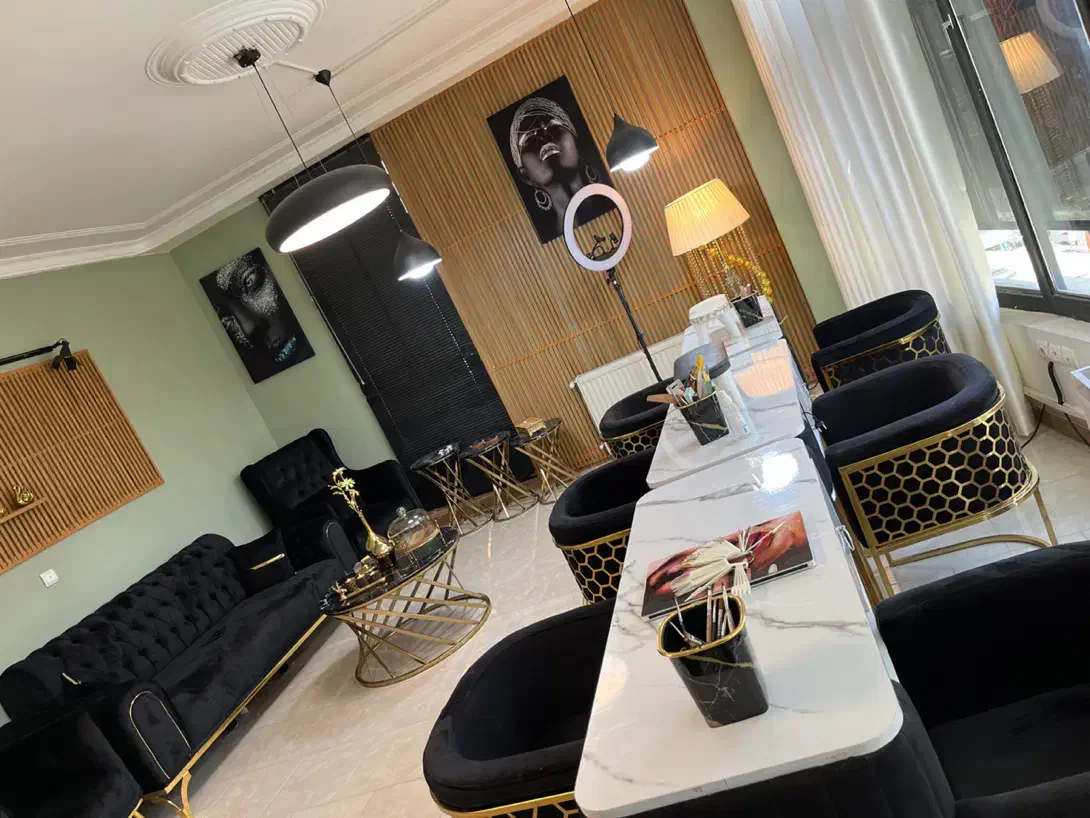 تخت مژه|خدمات آرایشگری و زیبایی|صدرا-فارس, فاز ۱|دیوار