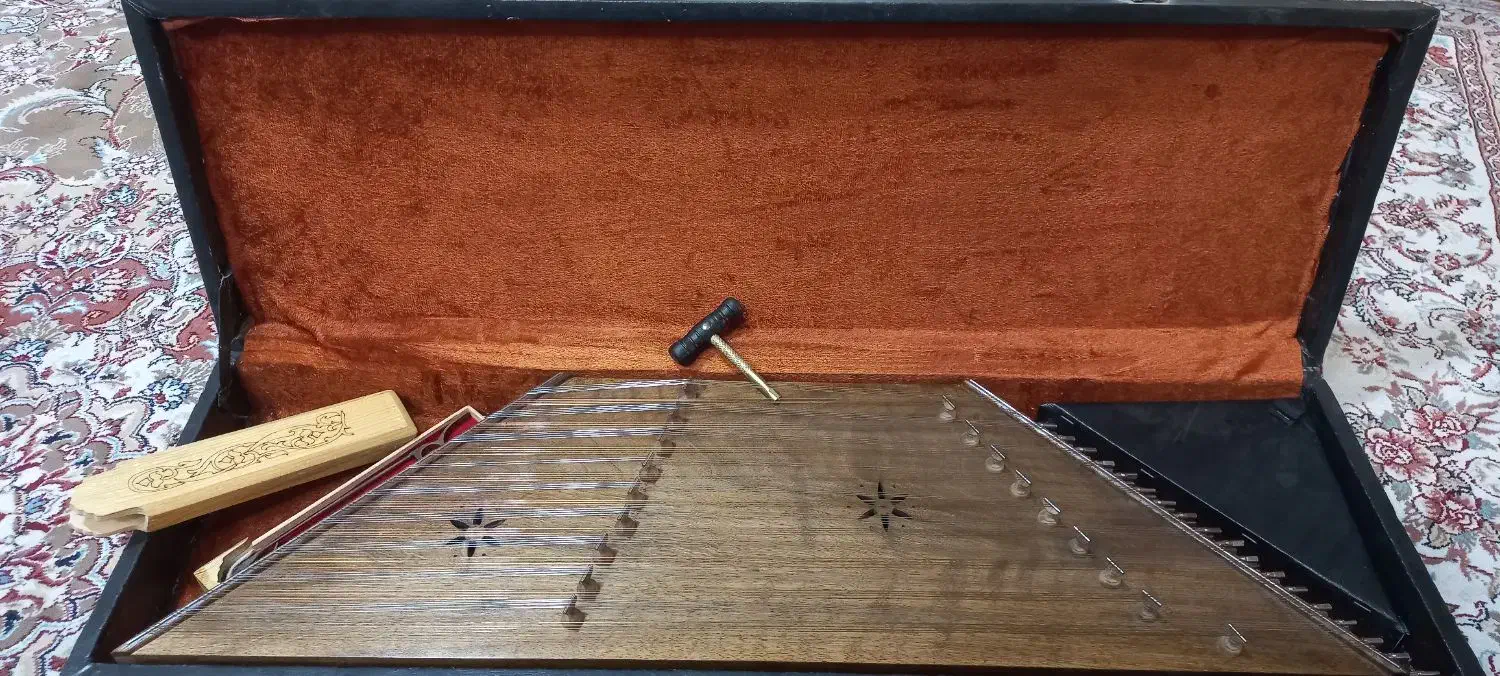 ساز سنتور|سازهای سنتی|اصفهان, باغ دریاچه|دیوار