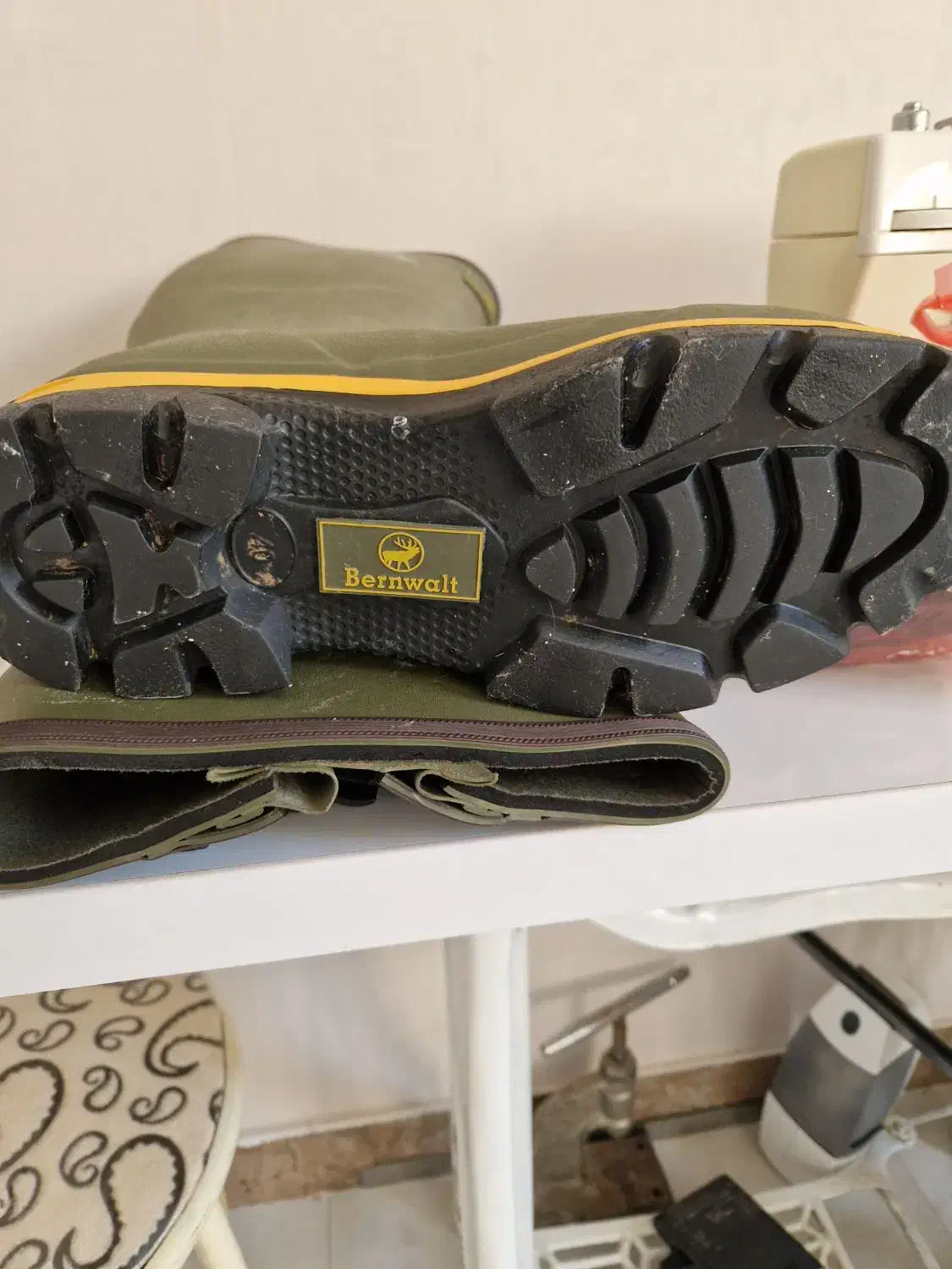 چکمه|کیف، کفش، کمربند|فومن, |دیوار