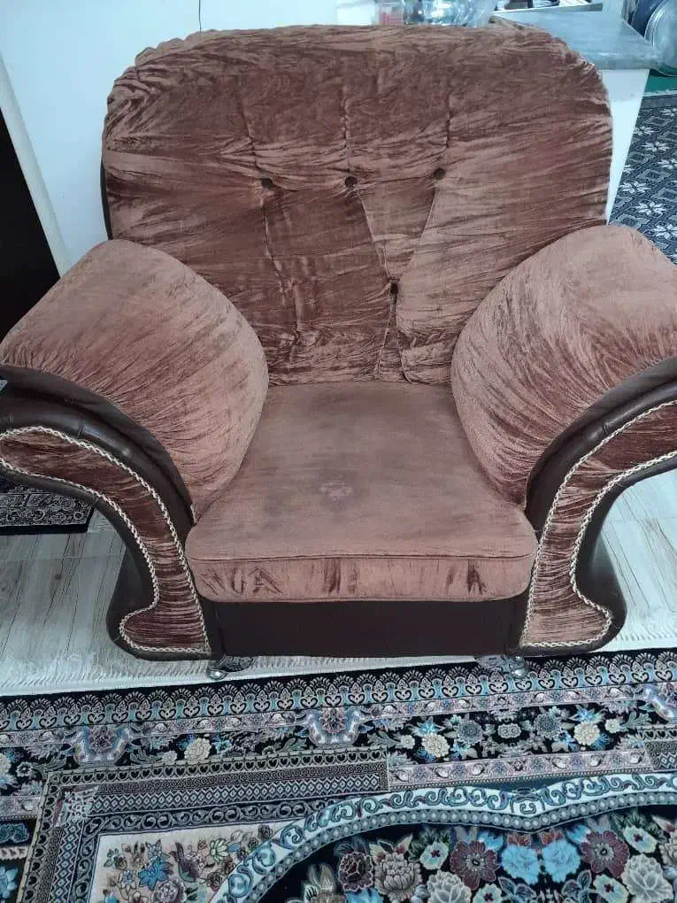 مبل تک نفره|مبلمان خانگی و میز عسلی|رشت, آب آسیاب|دیوار