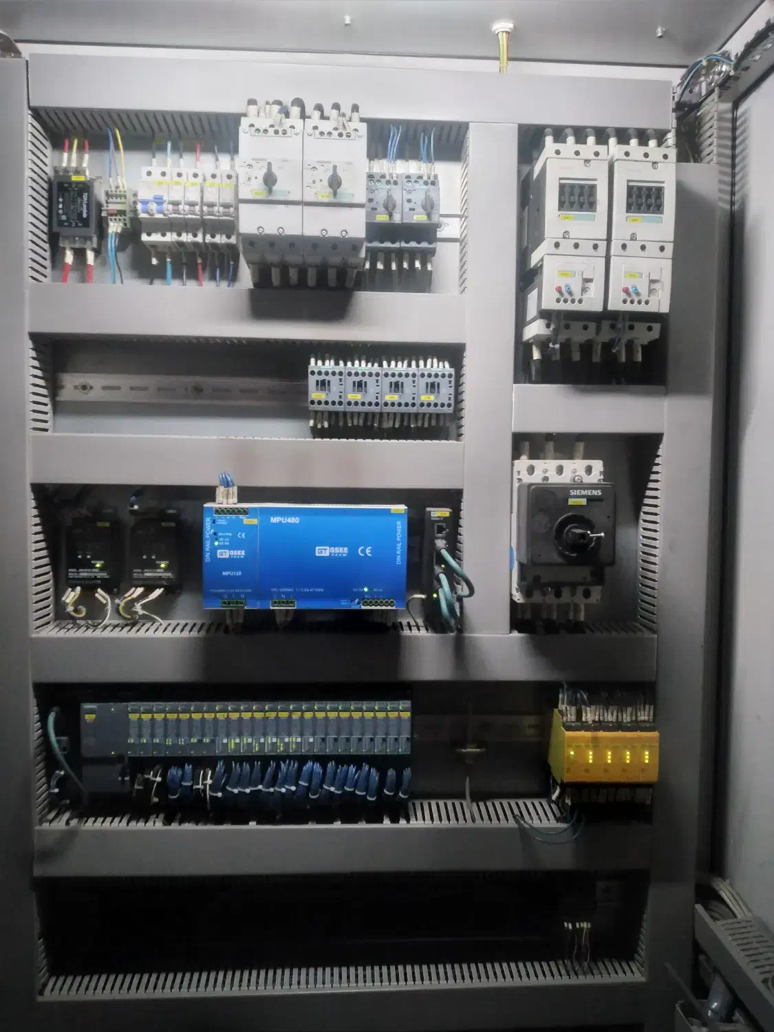 کلیه خدمات برقی ساختمان وصنعتی|خدمات پیشه و مهارت|اردبیل, |دیوار